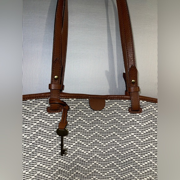 Large FOSSIL Tote - Picture 6 of 8